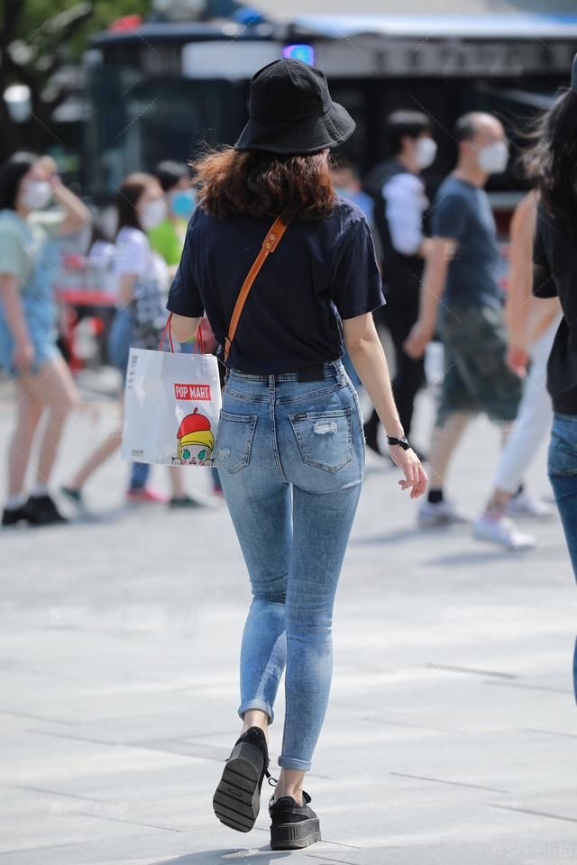 女生都偏爱破洞牛仔裤，搭配简约又显身材，轻松穿出美的背影