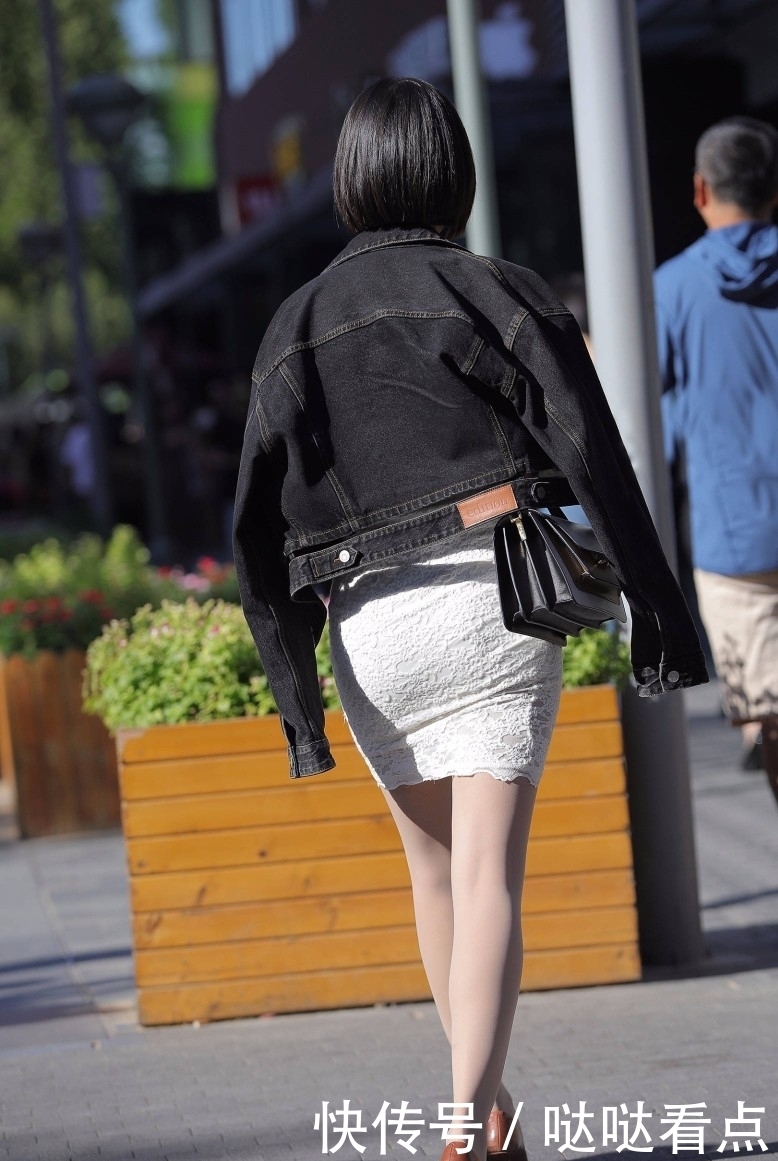 搭配|街拍:牛仔热裤小姐姐和黑色连衣裙美女,美丽的闺蜜二人组!