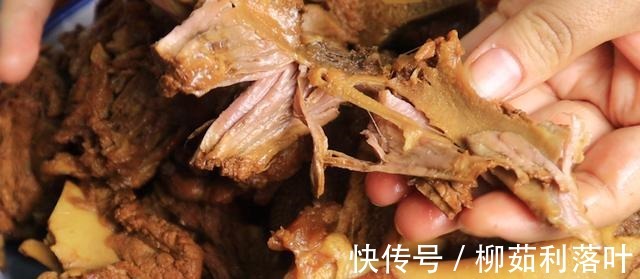 酱大骨头的家常做法,配料和做法毫无保留,肉香软烂特别解馋!