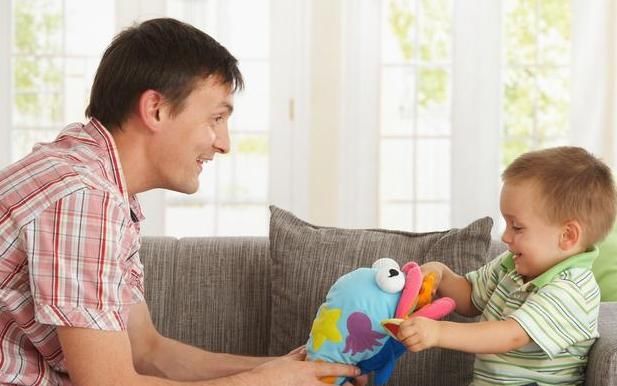 孩子发脾气爱摔东西，讲道理没效果？建议父母试试这3个办法