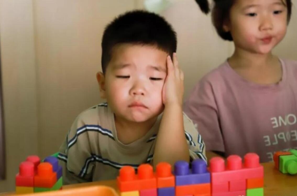 抱抱|宝宝班的妹妹哭鼻子,泪眼汪汪到中班找哥哥“抱抱”,画面好暖心