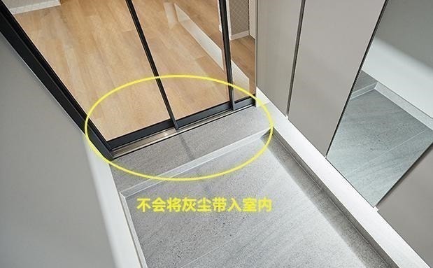 韩国|跟国内不一样,韩国入户装三轨玻璃门单独分出玄关,室内一尘不染!