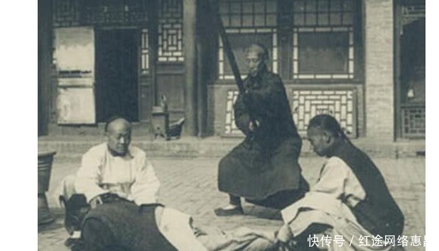 美女|晚清老照片：美女被洋人强行搂抱，男子拿“木棍”动私刑！