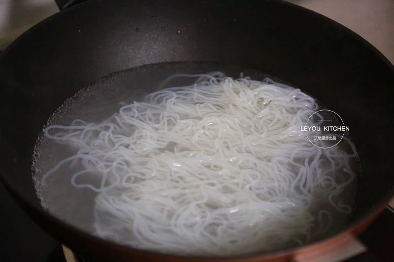 魔芋丝|凉拌黄瓜魔芋丝,吃的饱热量很低,年前减肥常吃,腰围越来越细