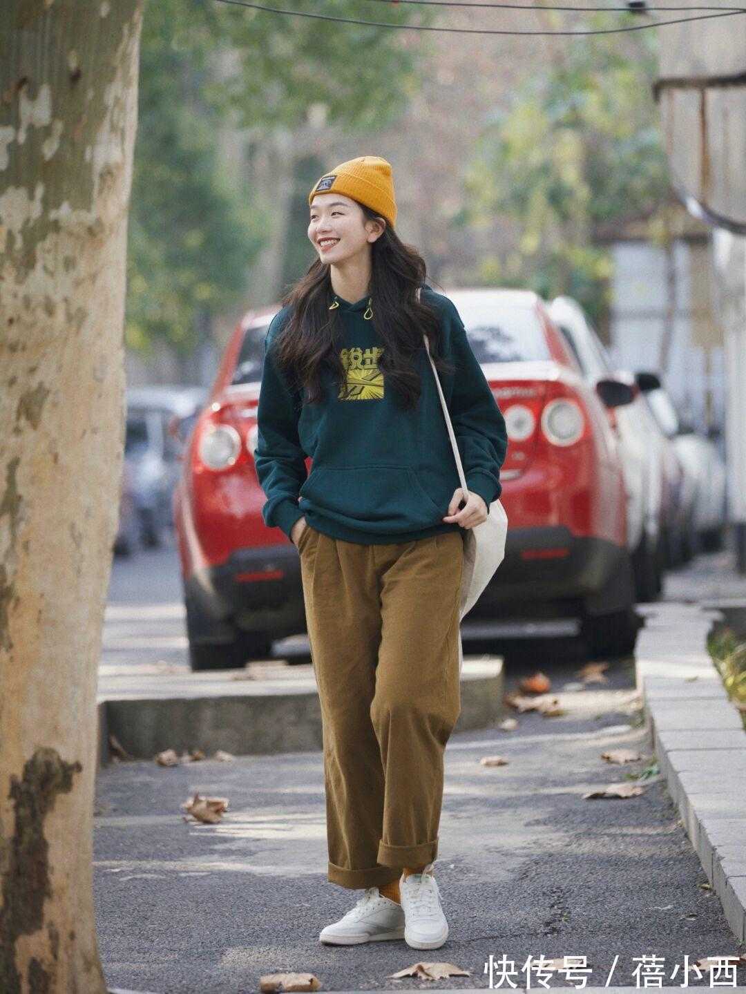 百搭 早春卫衣搭配指南:买这4种流行颜色就够了,百搭显白又不挑身材