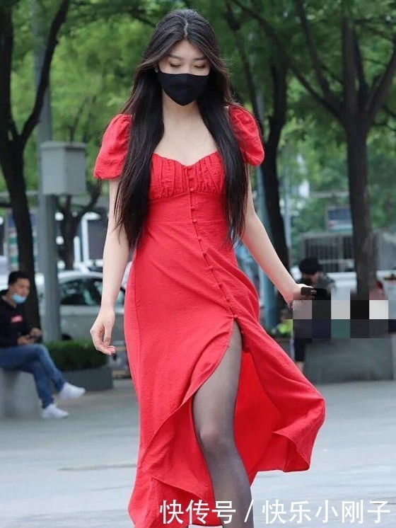 大红色的连衣裙,搭配一条深色丝袜,凸显出十足的女人味