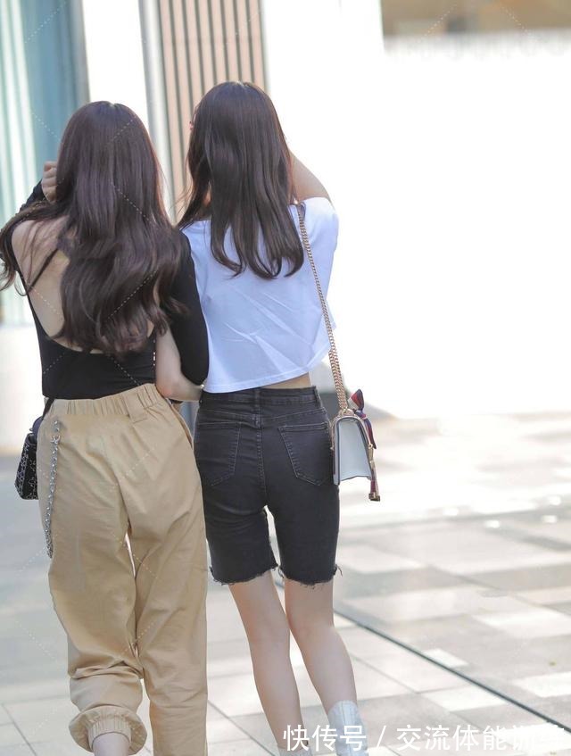 ins风 英文字母短袖搭配中长短裤,个性十足,白色马丁靴又酷又飒!