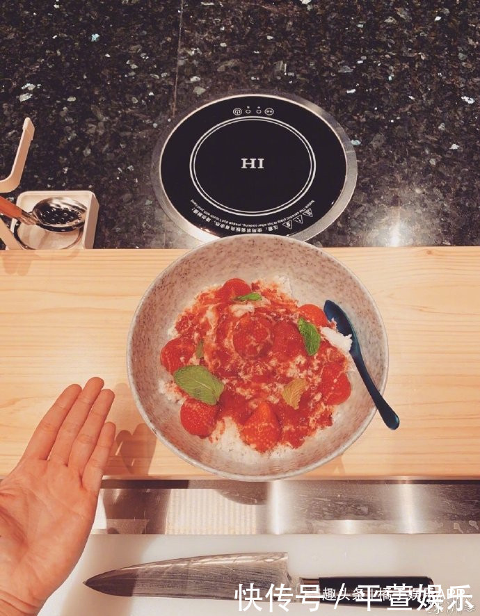 明星疫期居家全变厨师,何炅这菜我学不会,华晨宇这菜我吃不饱