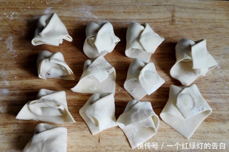  便可|自制馄饨时，掌握1点小技巧，馄饨皮薄馅大，馅香皮软还爽滑