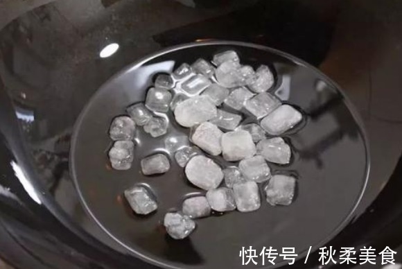 炒糖色时,冰糖先下锅就错了,大厨教你做法,红润鲜亮,不糊不苦