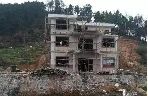 全村|花35万回老家盖房,三层别墅人人羡慕,一场暴雨我成了全村笑话