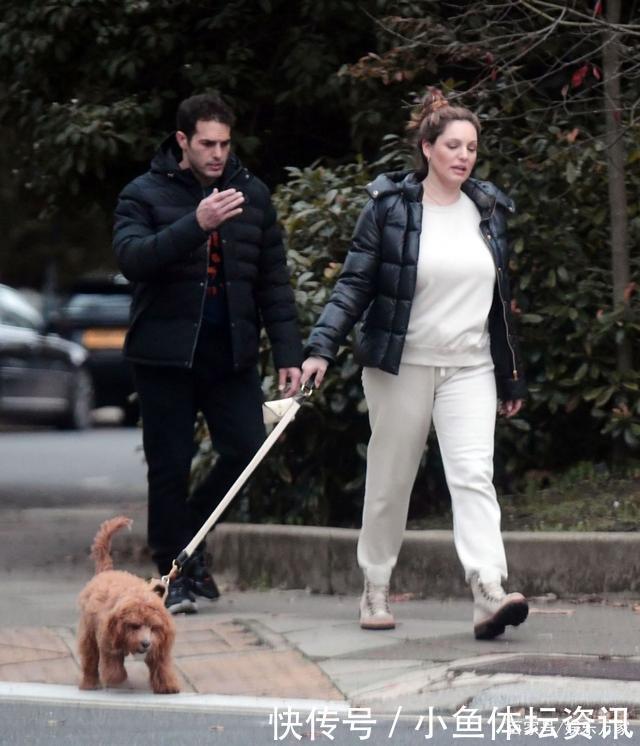 凯莉·布鲁克穿白色套装和黑色羽绒服外出遛狗很惬意