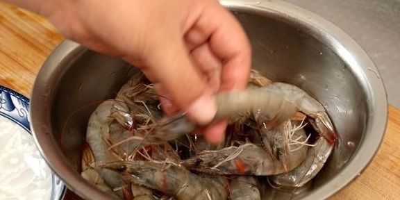 小董|吃了半辈子大虾,头一次见这种做法,不油炸不用蒸,一锅不够吃