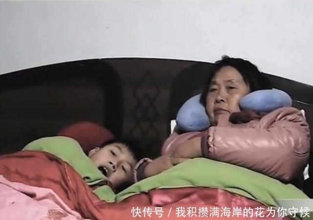 青春期|青春期还和奶奶睡,育儿师发现后很惊讶,直呼:对孩子影响太大了