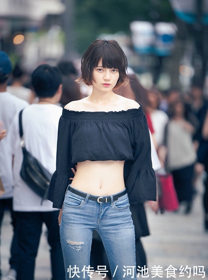 时尚穿搭：牛仔裤搭配露脐上衣，秀出娇艳动人的气质。