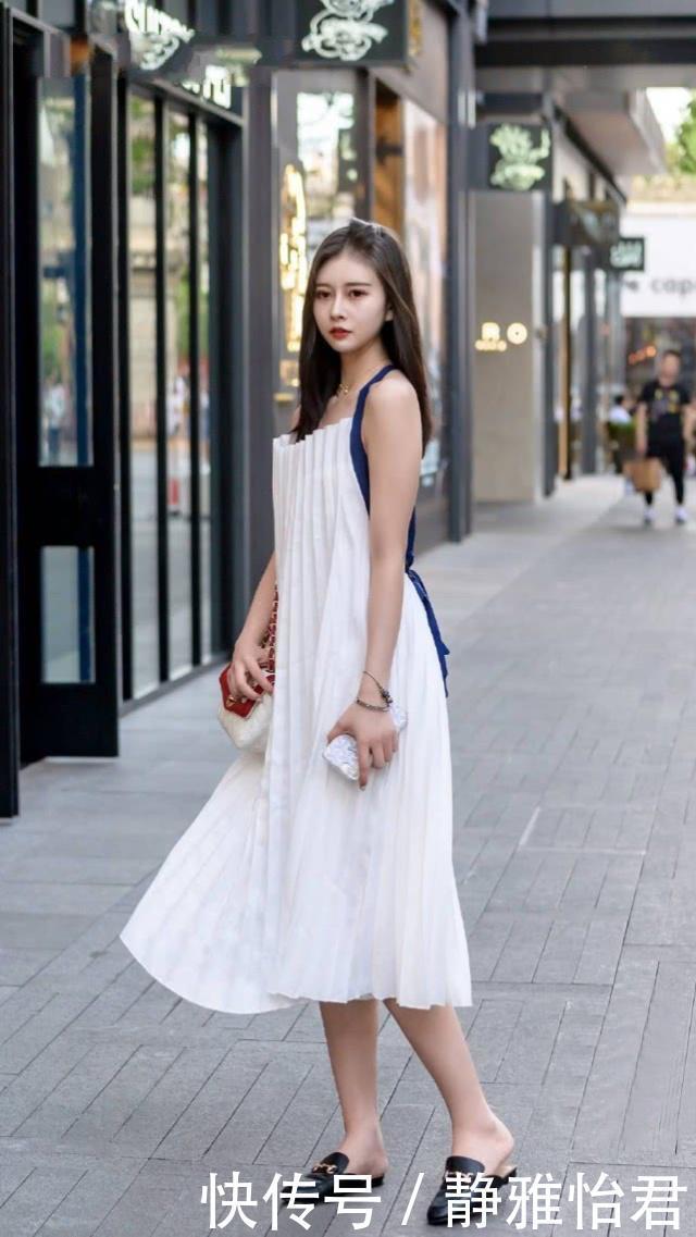 高跟鞋|街拍：美女白色连衣裙搭配黑色高跟鞋，简洁美观又不失优雅的美丽