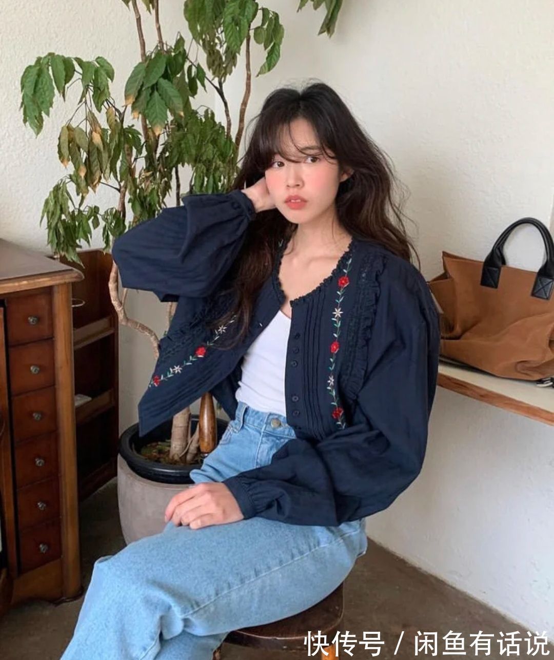 时髦 今年开春后火了一种穿搭,叫“上身奶奶,下身孙女”,减龄又时髦