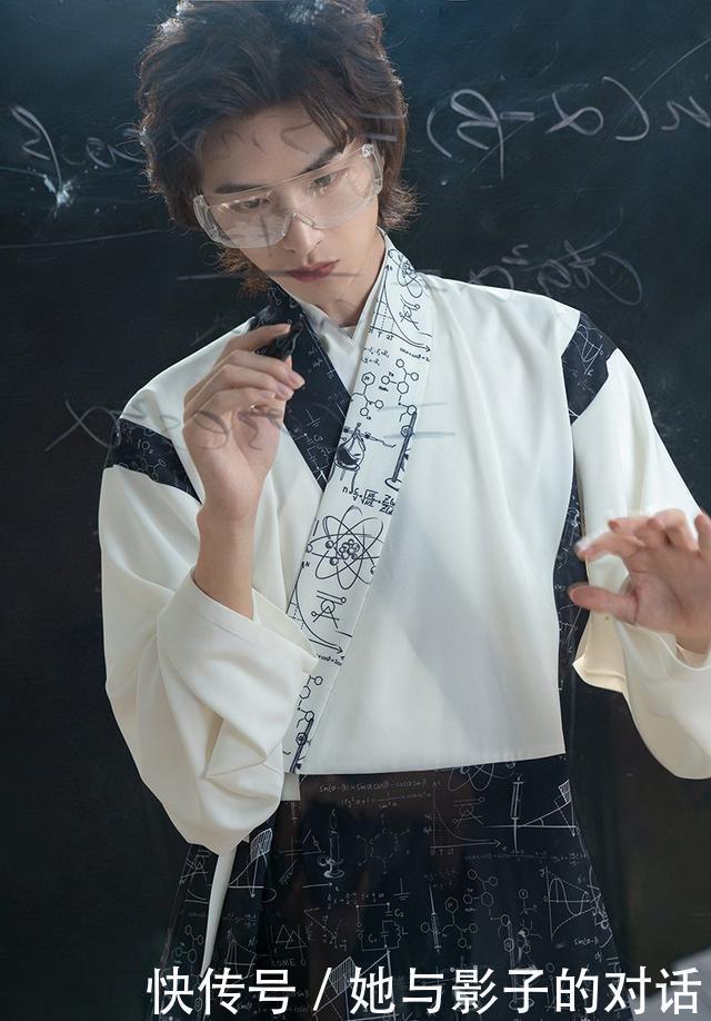 汉服|店家真会玩,把“它”融入汉服,网友谁敢穿这个去考试