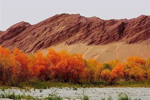 沙漠|我国最大的沙漠中有座大山鲜为人知，山体呈红白两色，还出产玛瑙