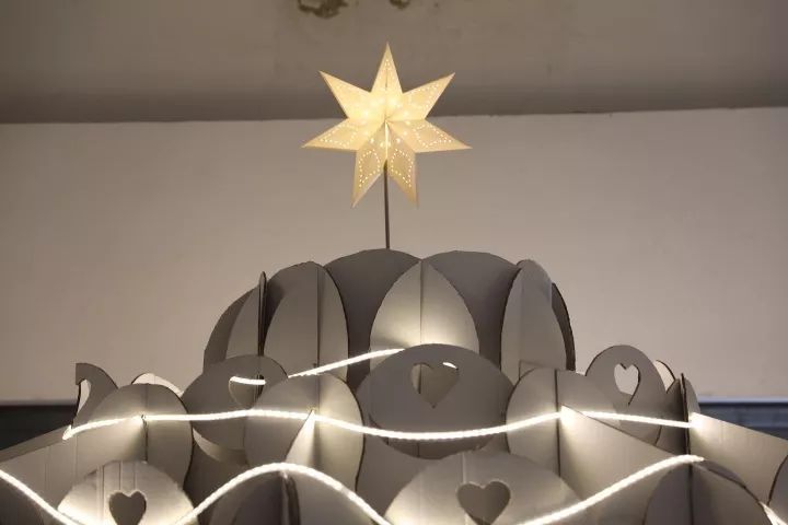 孩子|太梦幻了！上海这位爸爸给孩子亲手造了一座旋转木马！能亮灯还能坐上去转