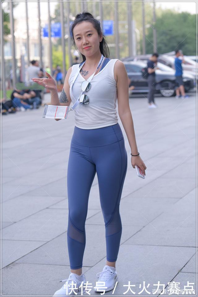 薄款无袖上衣搭配瑜伽裤,简单洋气,活力十足