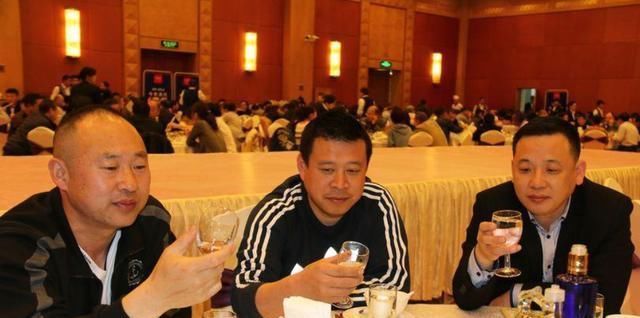 聪明人|给领导敬酒,傻瓜才说“我敬你”,聪明人都这么做