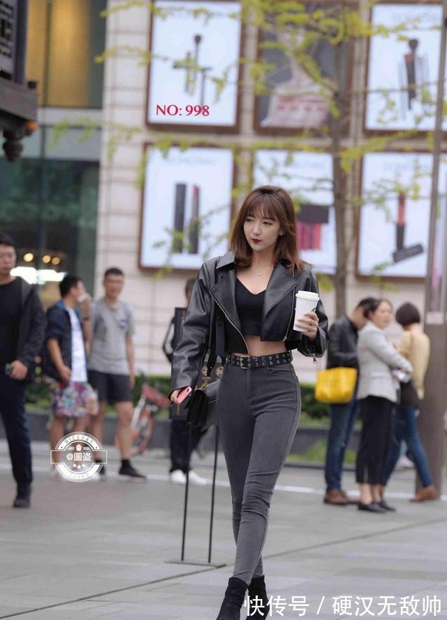 装扮 活力十足的打底裤装扮怎么穿都好看，凸显身材更妩媚，穿出显瘦！