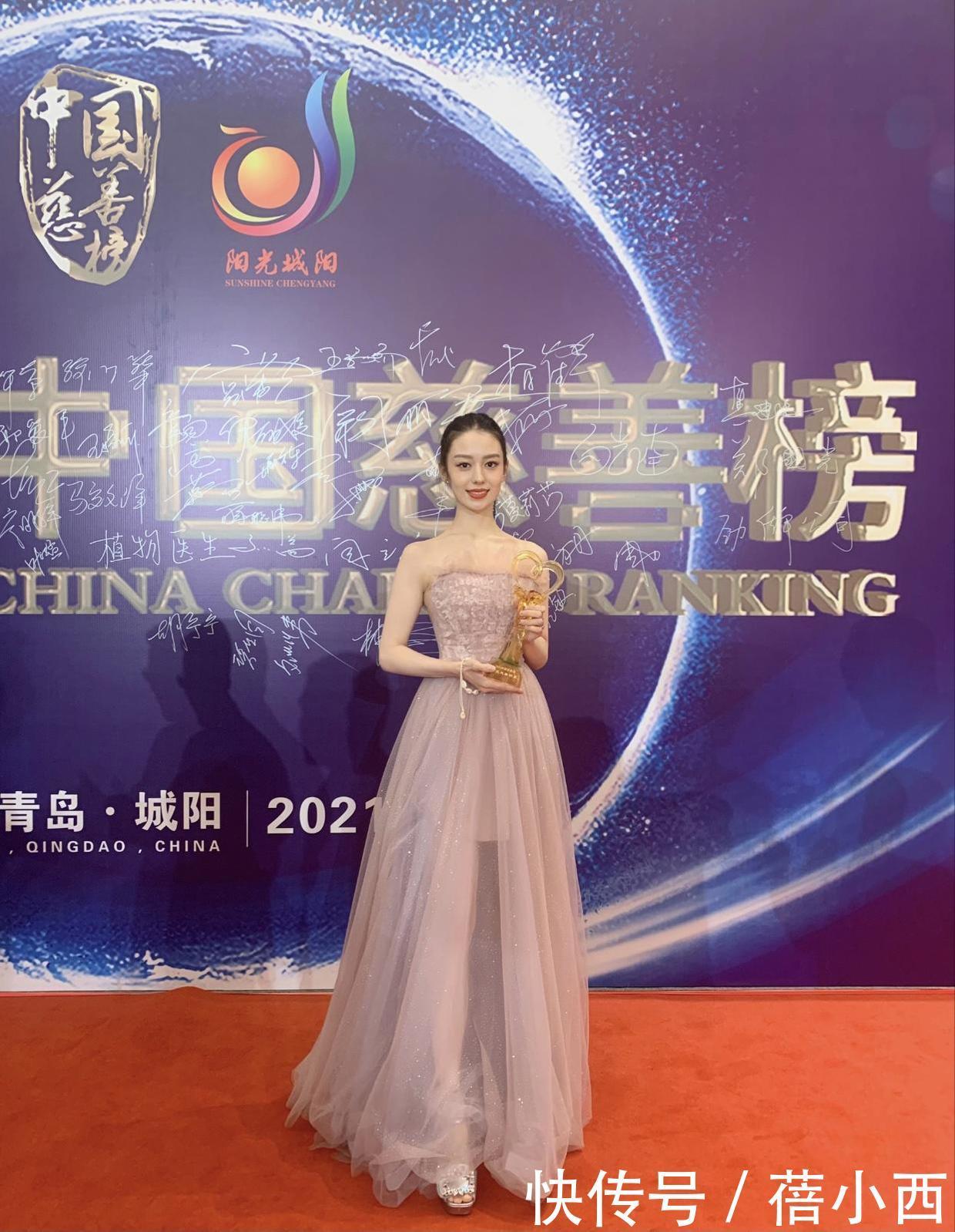 凹凸感|吉娜又穿出了我们想要的“凹凸感”,裸色上衣配牛仔裤,气质高级