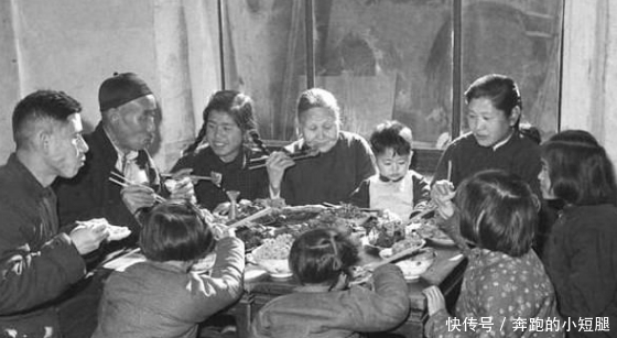 越来越|看看80年代的年夜饭,再看看现在的年夜饭,网友:越来越敷衍了