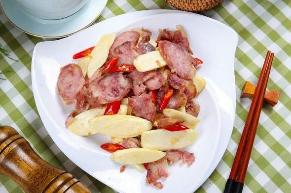冬天,它和腊肉才是绝配,笋清甜肉咸香,汤汁拌米饭,吃掉一大碗
