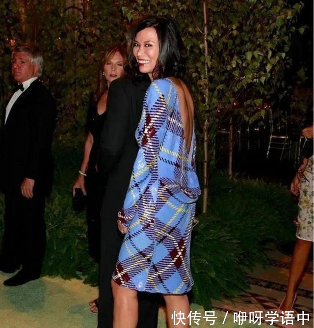 露背礼服 邓文迪罕见换发型,烫微卷发好显年轻,配“露背礼服”哪像52岁!