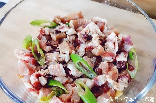 炸酥肉时,很容易出现“脱壳”现象,我来教你怎样解决这个问题