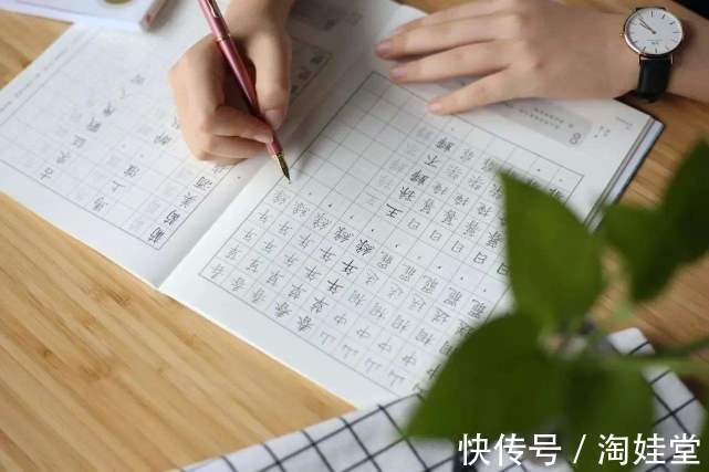 书法家#保安大爷的手写板报走红,网友坦言:被工作“耽误”的书法家