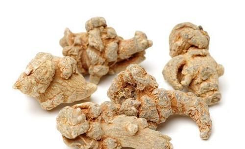 气血|黄芪与3“物”泡水,滋补气血,活血通瘀,可以使女人拥有好气色