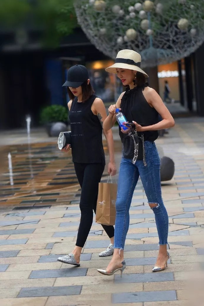 美女穿上高跟鞋,秀出魅力时尚的姿态