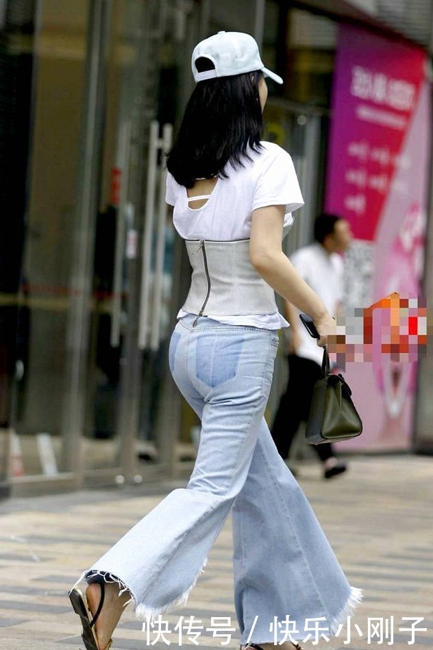 潇洒的宽腿紧身牛仔裤束腰,很有特点