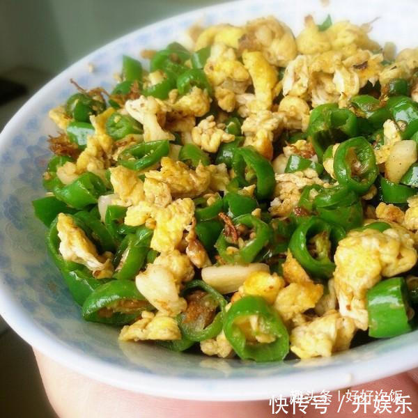 年夜饭菜谱：青椒炒蛋，酱焖杏鲍菇，爽口西芹，麻辣萝卜干