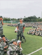 |搞笑GIF:这样翻锅菜都不会甩出来,真有两下