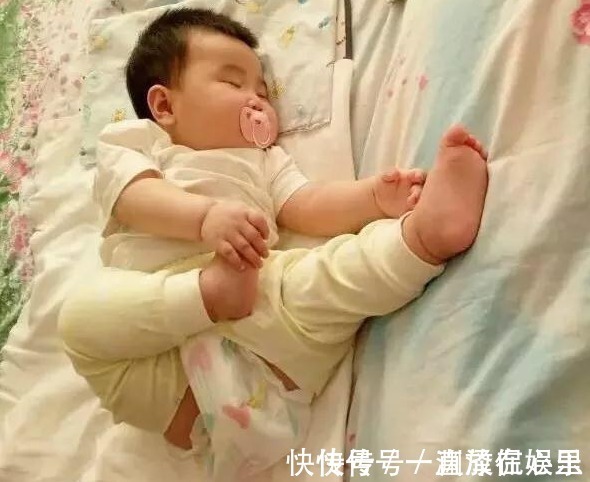 奇葩|熊孩子“奇葩”睡姿集锦,第6个真的笑的我肚子疼!