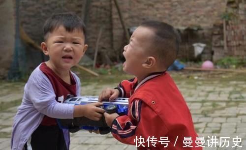 宝妈|因忘了买饮料,6岁女孩连踢妈妈3脚,爸爸之后的行为太让人解气