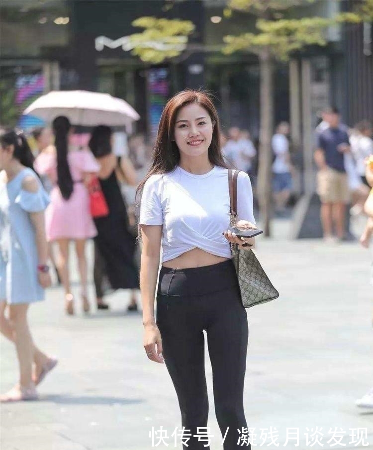 小姐姐|与紧身搭配,自信高雅,穿着新式服装。