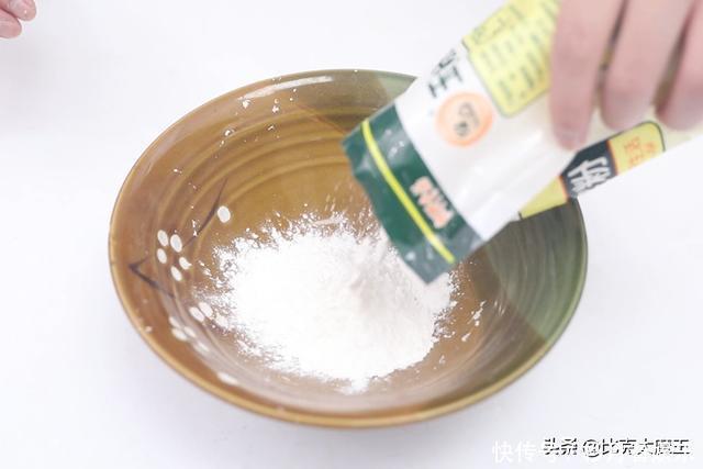 贴春联别再用胶带了，用一招轻松搞定，平整又牢固，看完能帮大忙