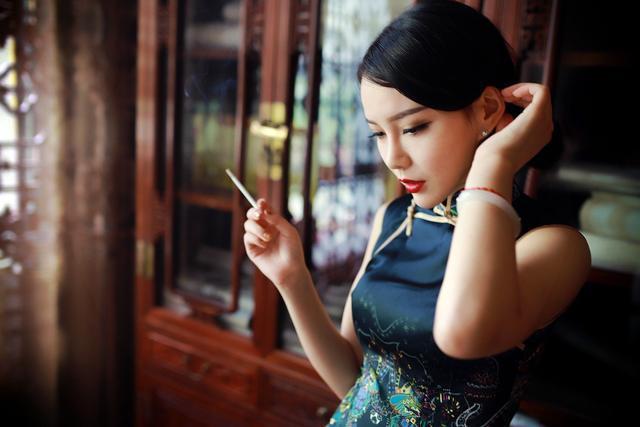 中国人|旗袍作为古代女性经典的代表，端庄经典的静态美
