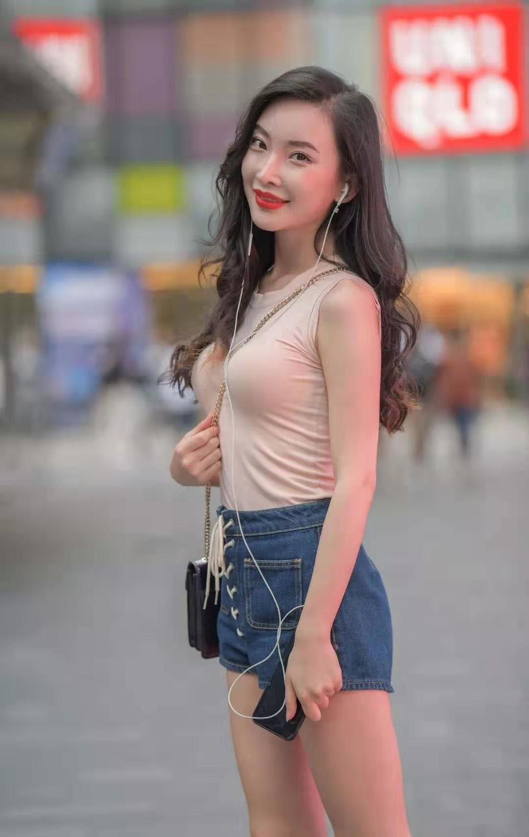 牛仔短裤 浅粉色无袖T恤搭配高腰牛仔短裤,初秋也要做个气质温柔的小女人