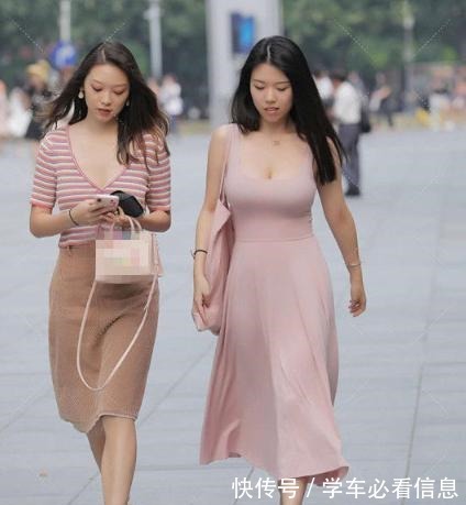 拖鞋 粉色连衣裙搭配白色拖鞋，楚楚动人，优美有气质！