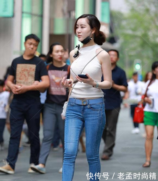 街拍|街拍: 白色无袖针织衫配蓝色牛仔裤,休闲清爽又好看,轻松美出新高度