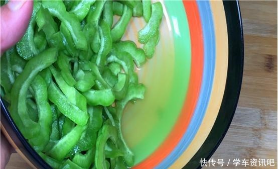 苦瓜的“苦源”在哪里只要切掉这个部位,苦瓜好吃还不苦,厉害