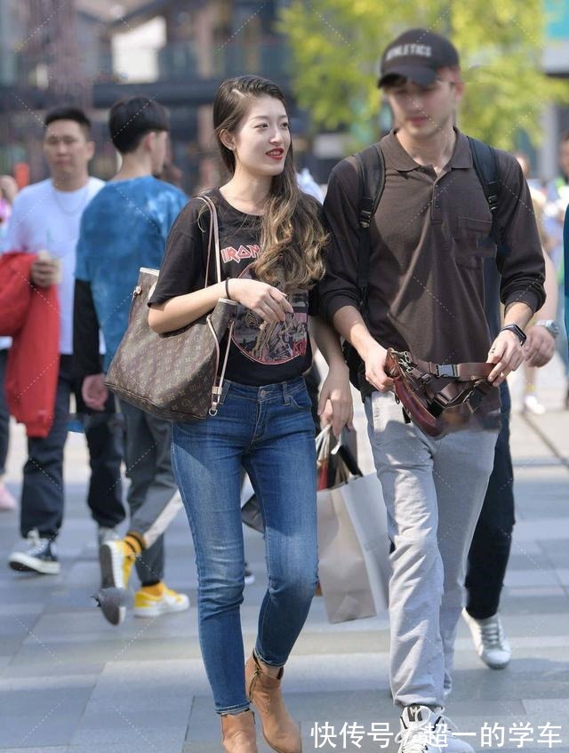 靴子 休闲随性的穿搭以简单为主,短袖配牛仔裤简约时尚!