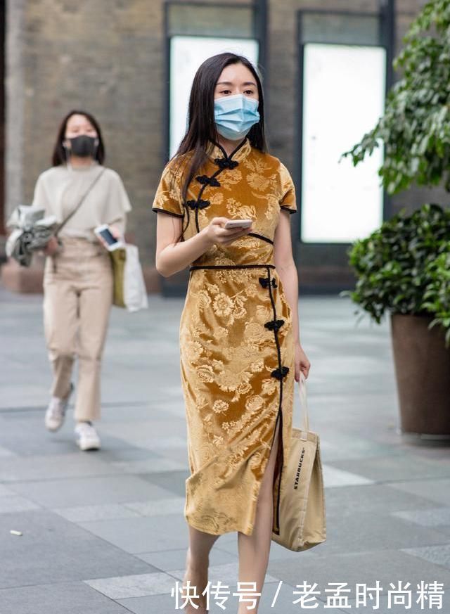 街拍:三十岁女人为什么爱穿尖头细跟鞋? 简约精致容易搭配, 凸显女人味