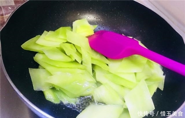 油腻|油腻吃多了,赶紧来一盘清爽的素炒莴笋,好看又好吃!